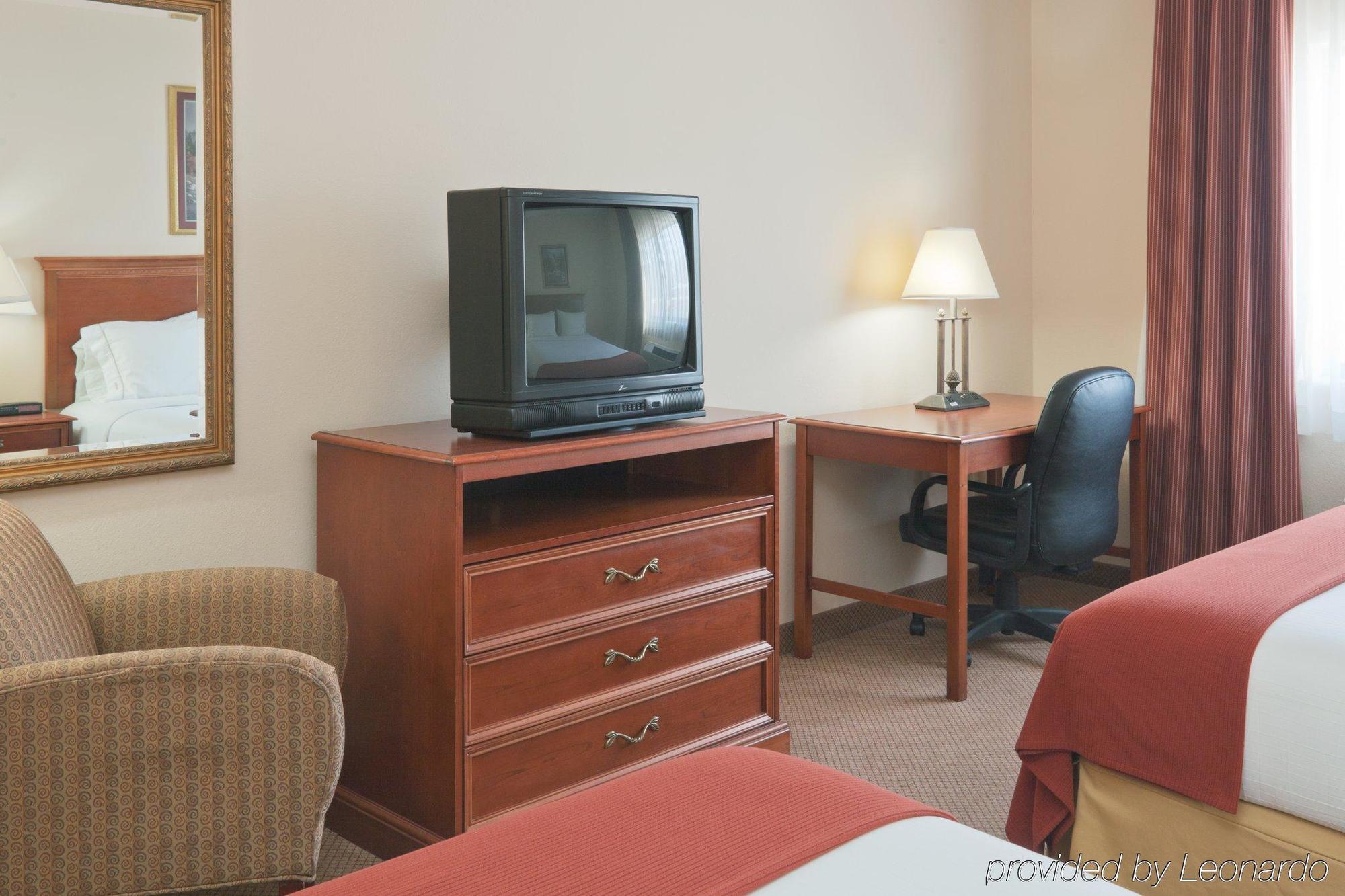 Baymont By Wyndham Portage Hotel Room photo