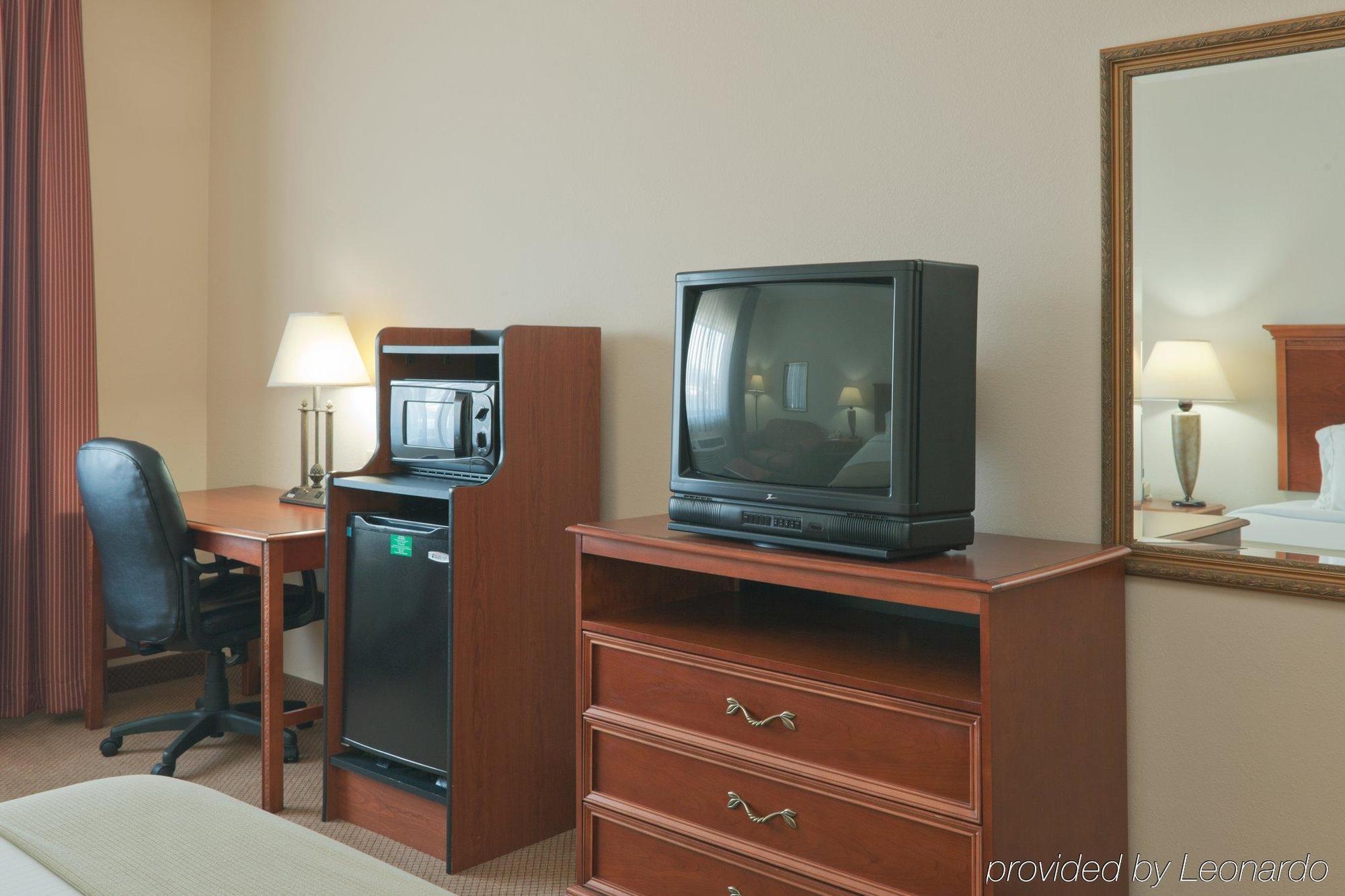 Baymont By Wyndham Portage Hotel Room photo