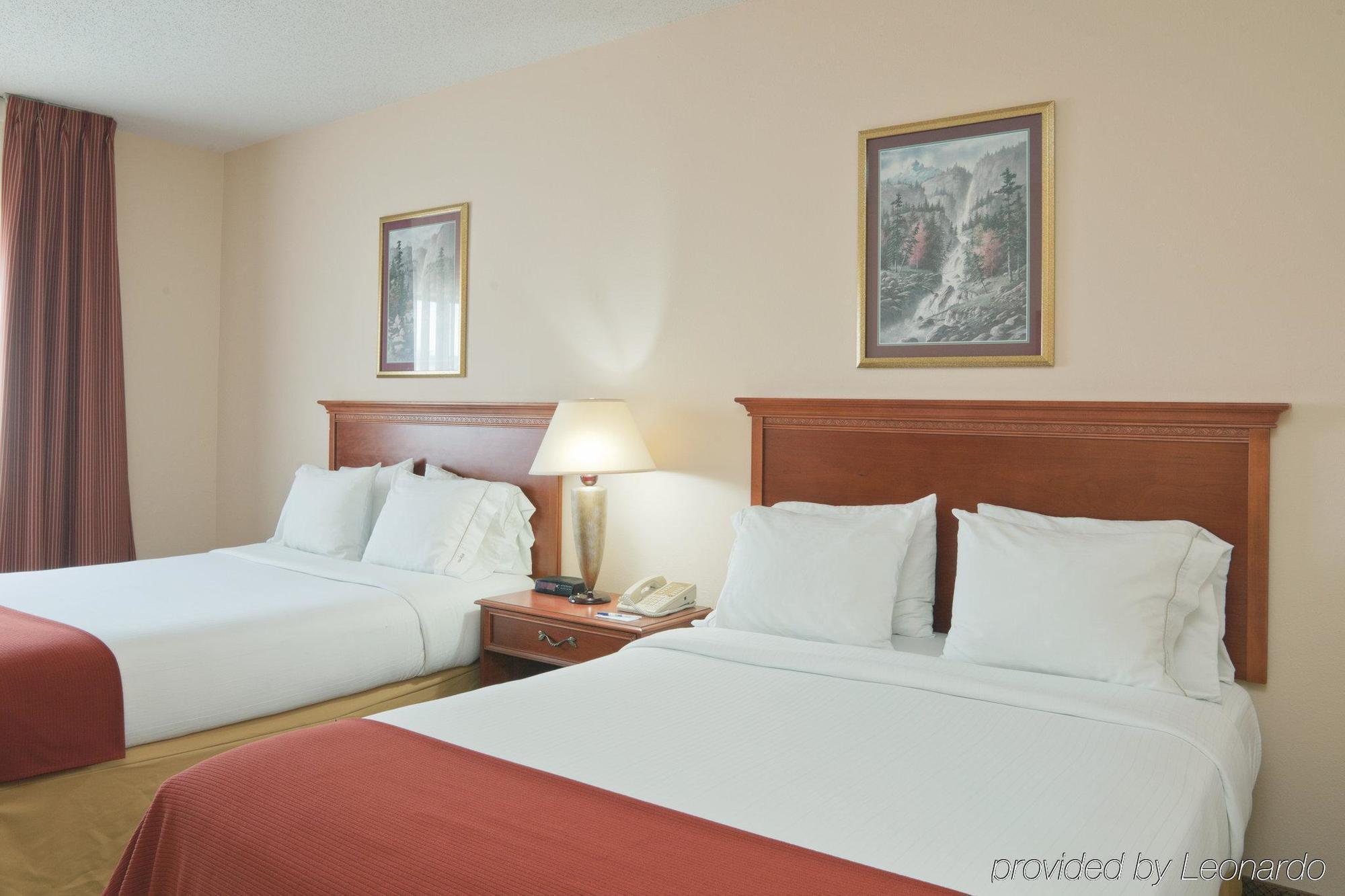 Baymont By Wyndham Portage Hotel Room photo