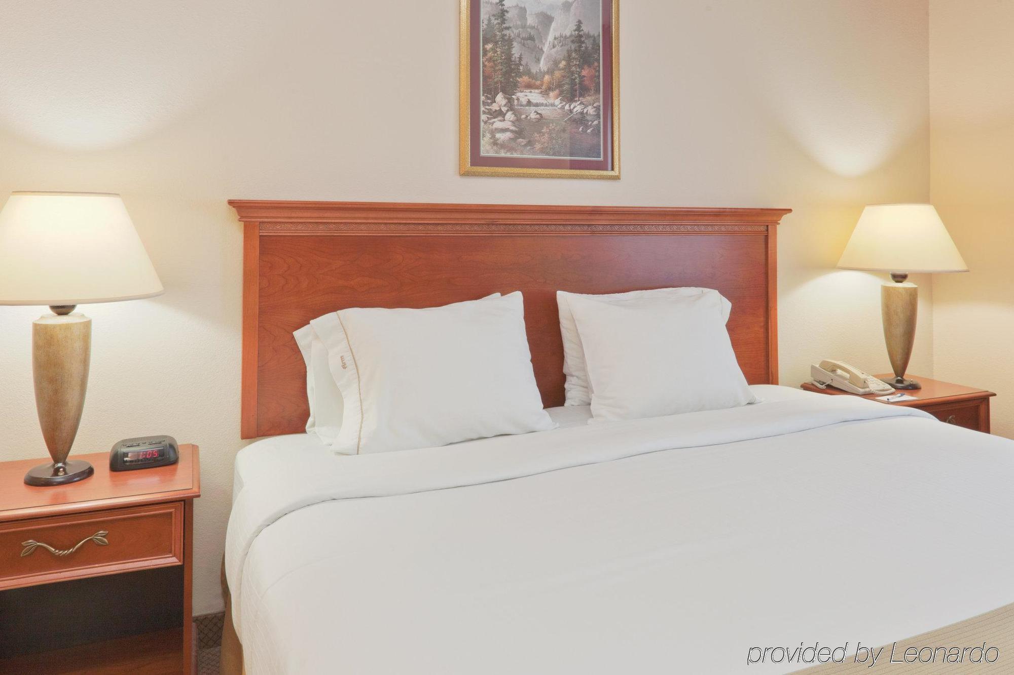 Baymont By Wyndham Portage Hotel Room photo