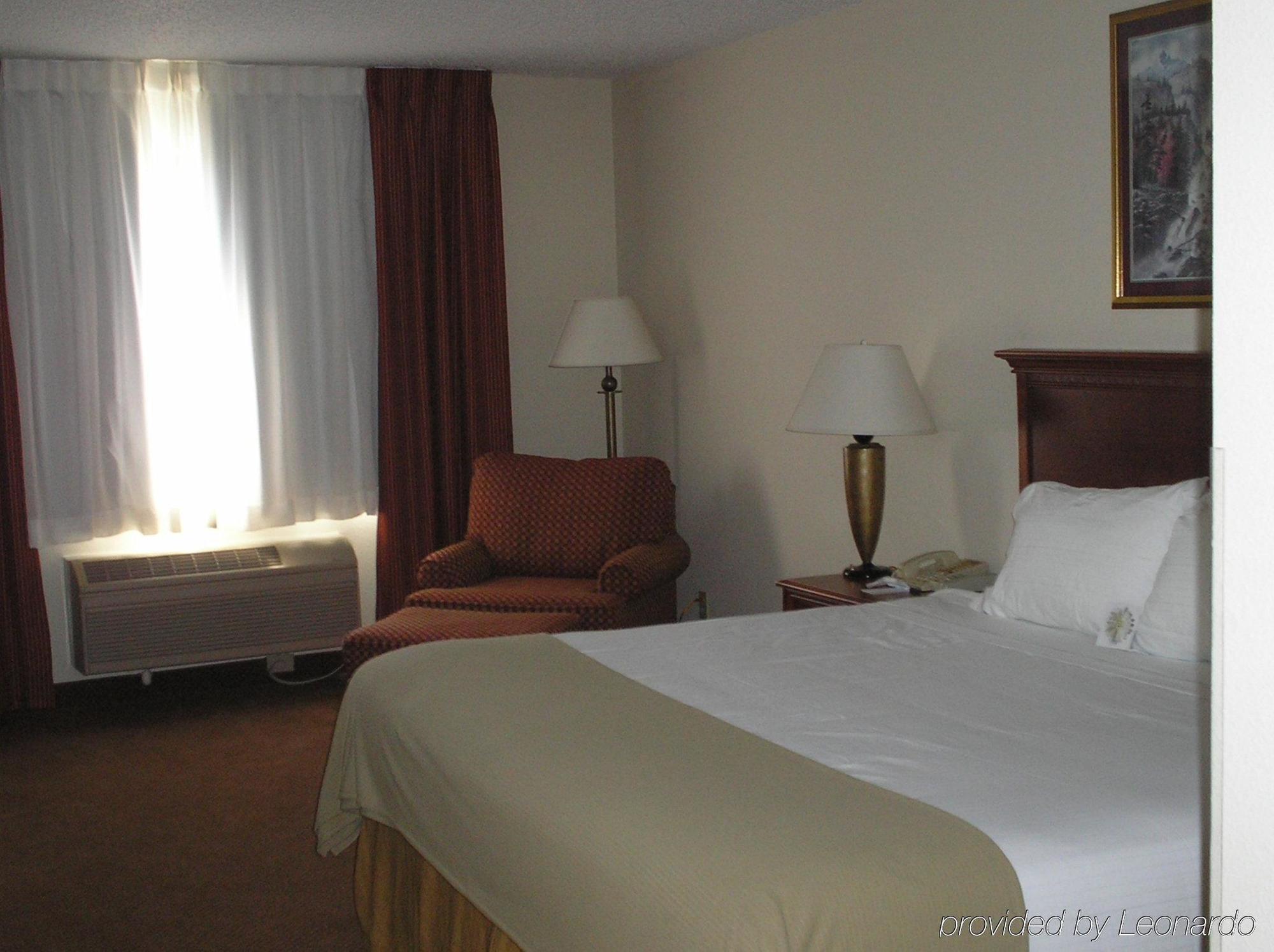 Baymont By Wyndham Portage Hotel Room photo