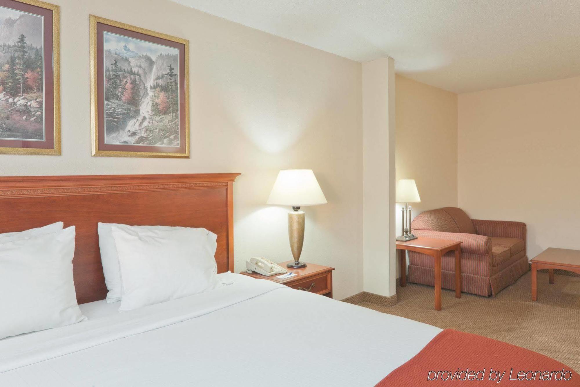 Baymont By Wyndham Portage Hotel Room photo